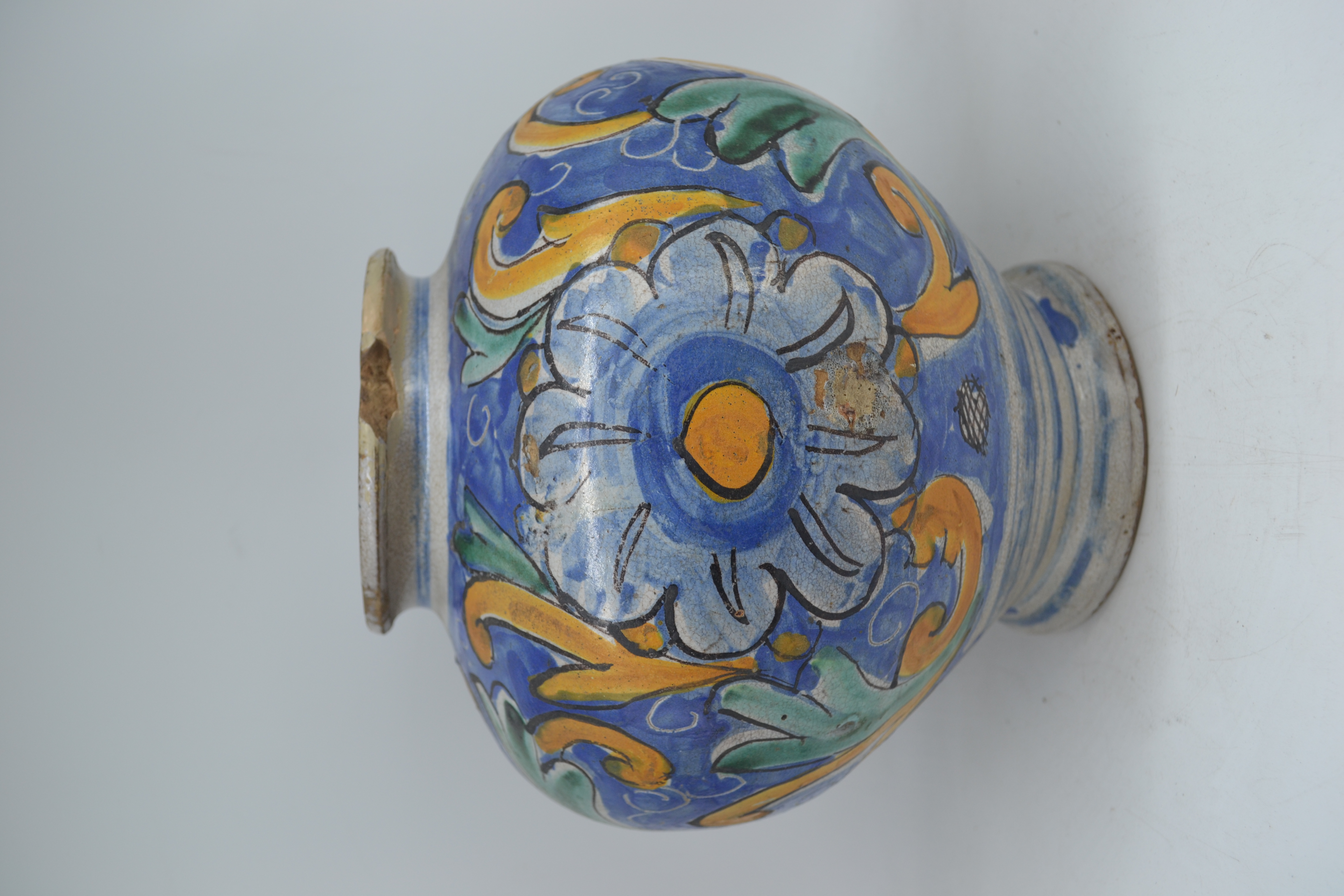 Boccia in maiolica policroma, Caltagirone XVIII secolo