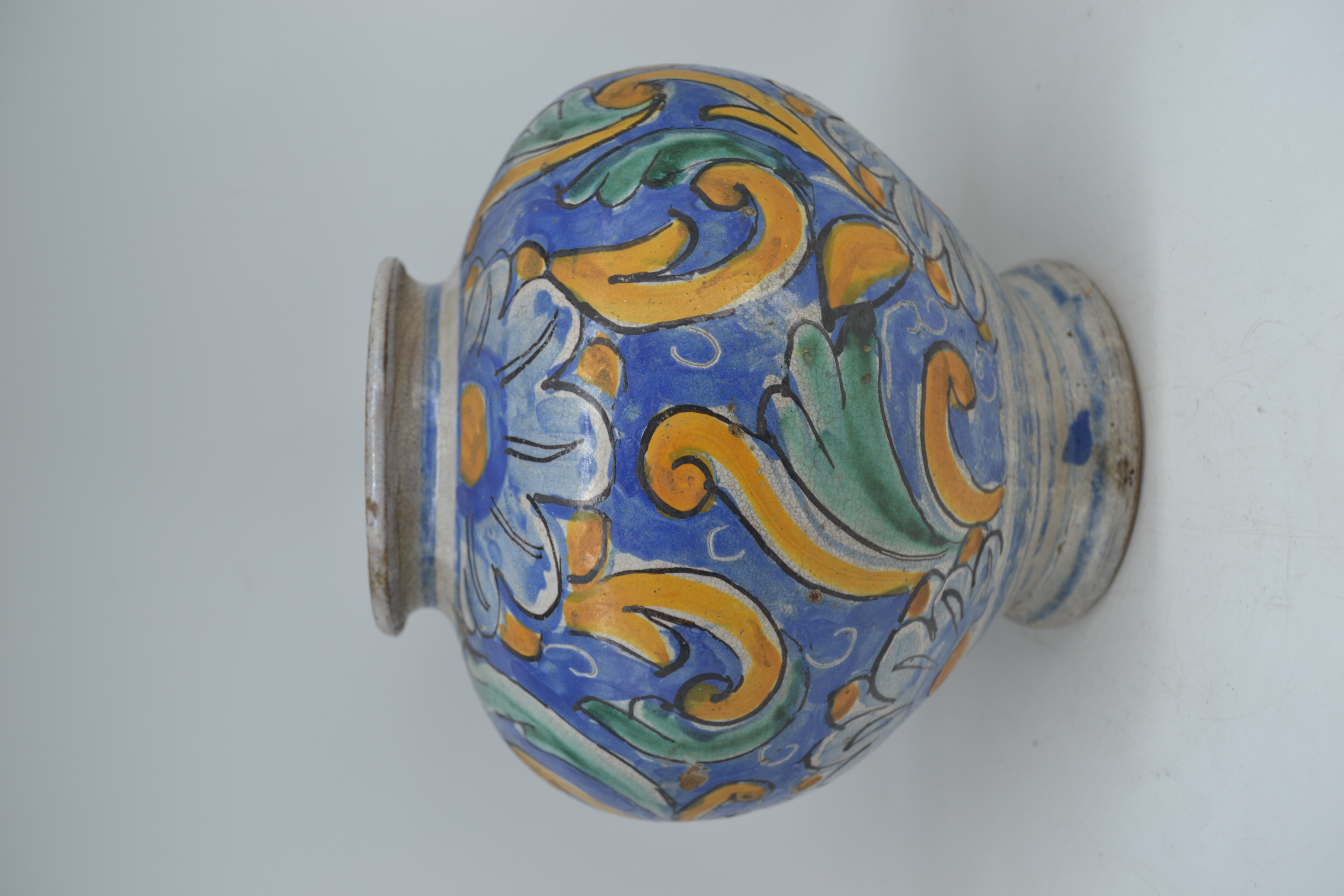 Boccia in maiolica policroma, Caltagirone XVIII secolo