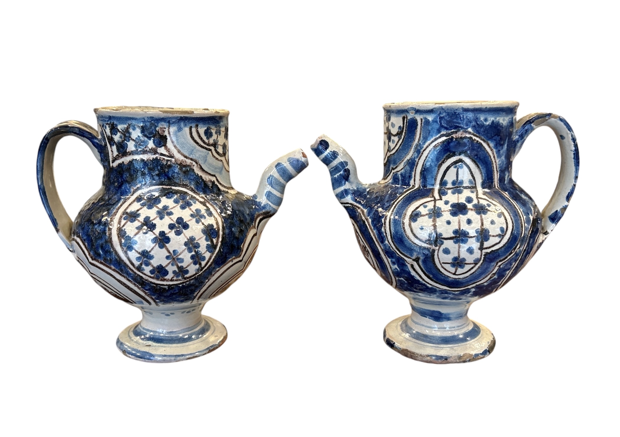 Coppia versatoi in maiolica, Caltagirone XVIII secolo